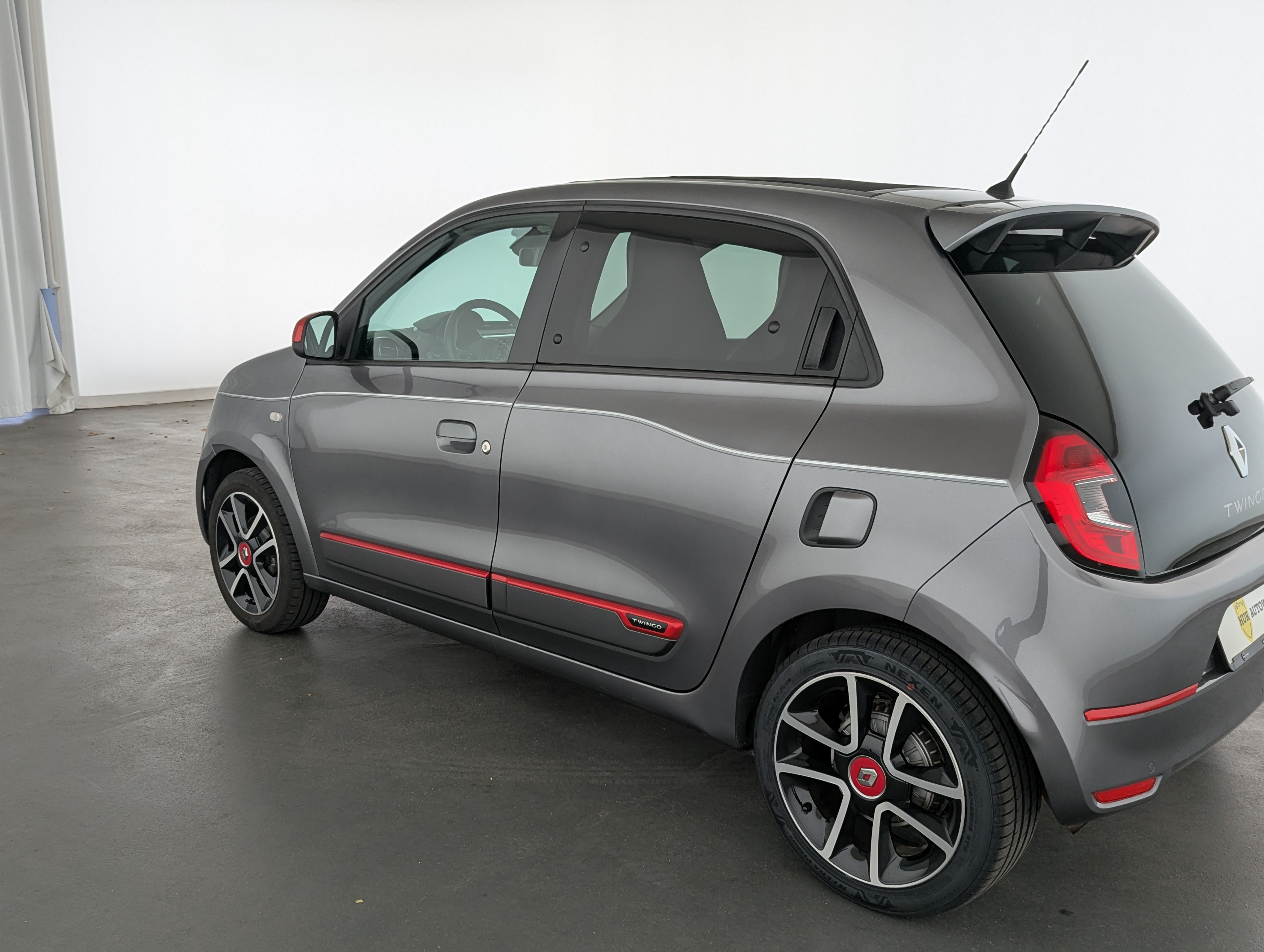 Vehicle image 7